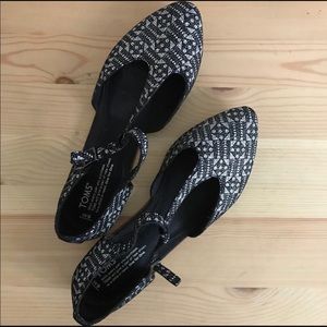 Toms T-strap flats textile print great condition